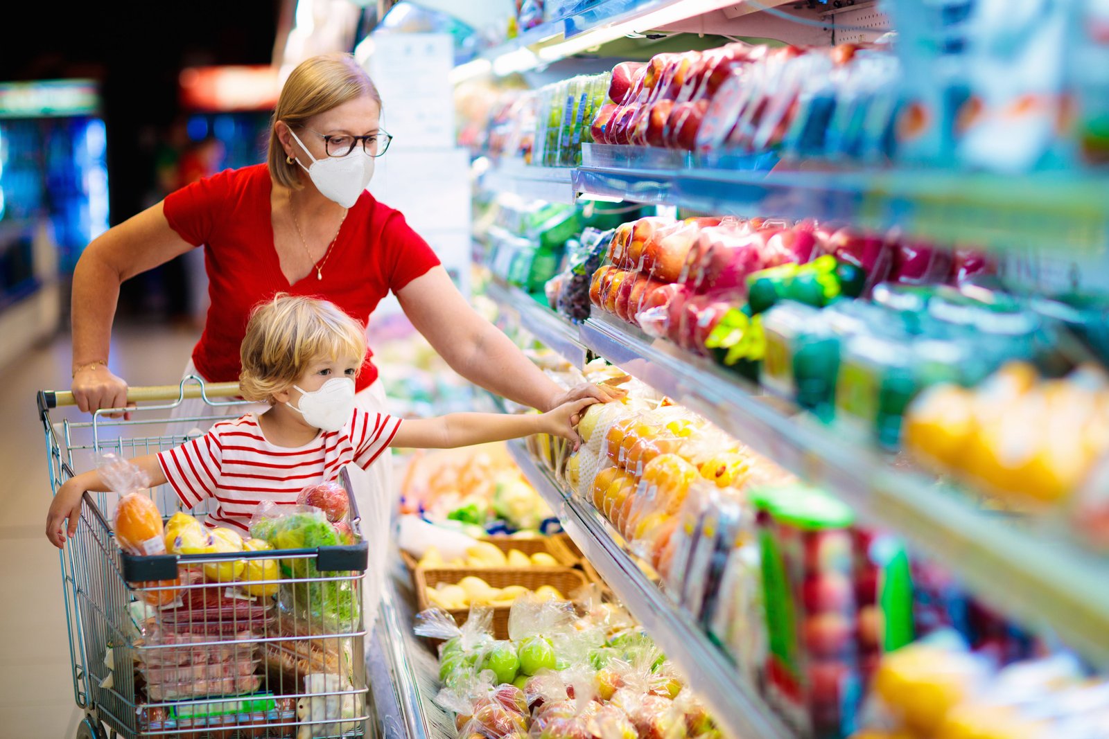 fazer compras no supermercado usando máscaras faciais