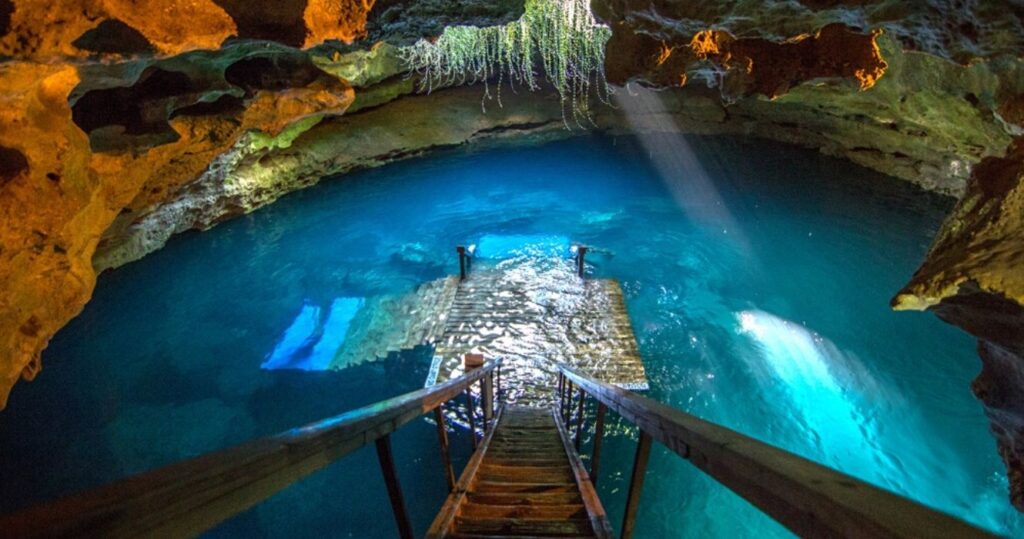 the entrance to devils den in florida
