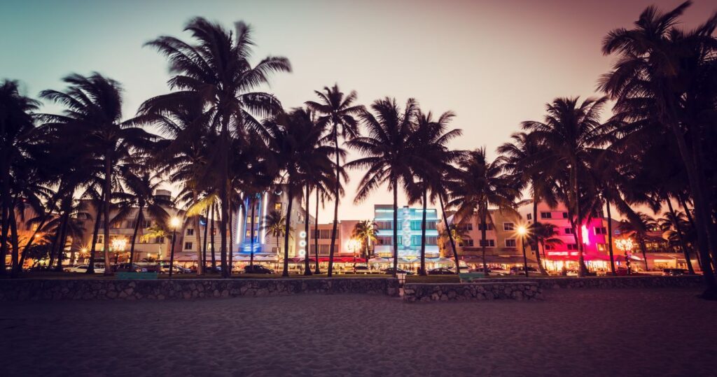 a street across from the beach in miami at night