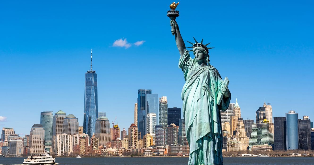 a estátua da liberdade em frente ao horizonte de nyc